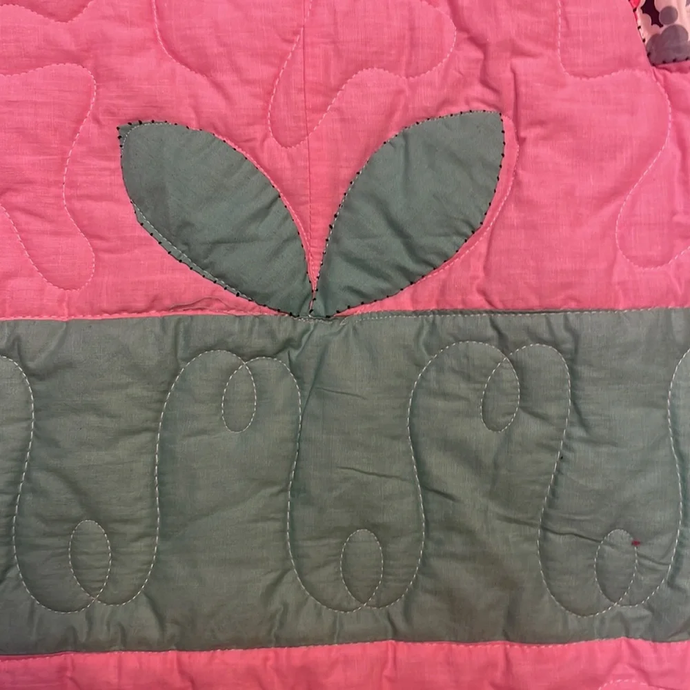 Vintage quilt. - Picture 2 of 9